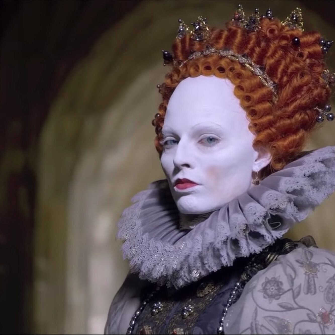 Kraliçe Elizabeth'in İkonikleşen Sıradışı Makyajı 10