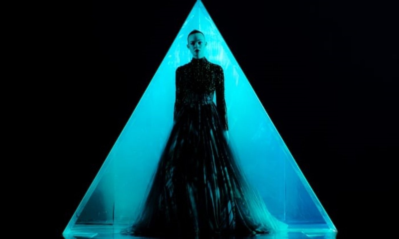 Neon Şeytan: Tapınılan Kutsal Güzellik 8