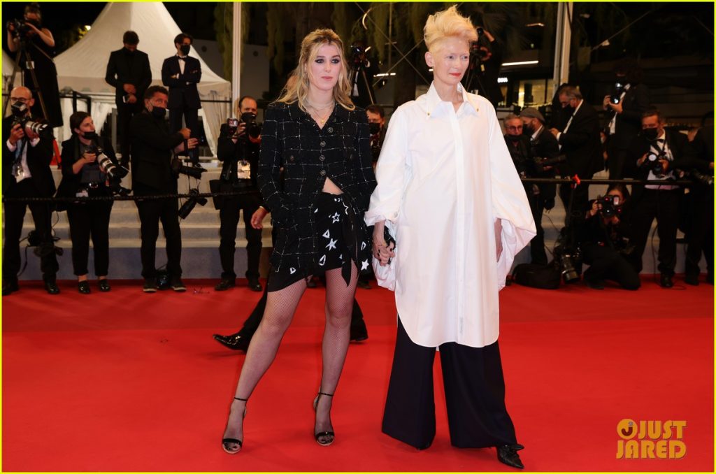 tilda-swinton-daughter-honor-swinton-byrne-hold-hands-at-cannes-premiere-05 - Söylenti Dergi