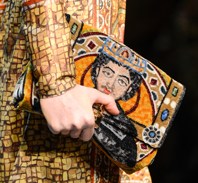Bizans'ın Modayla Buluşması: Geçmişin İzleriyle Modern Moda Koleksiyonları 22 Dolce and Gabbana 2013 sonbahar koleksiyonundan bizans sanatından ilhamla tasarlanmış renkli çanta bir model tarafından taşınıyor