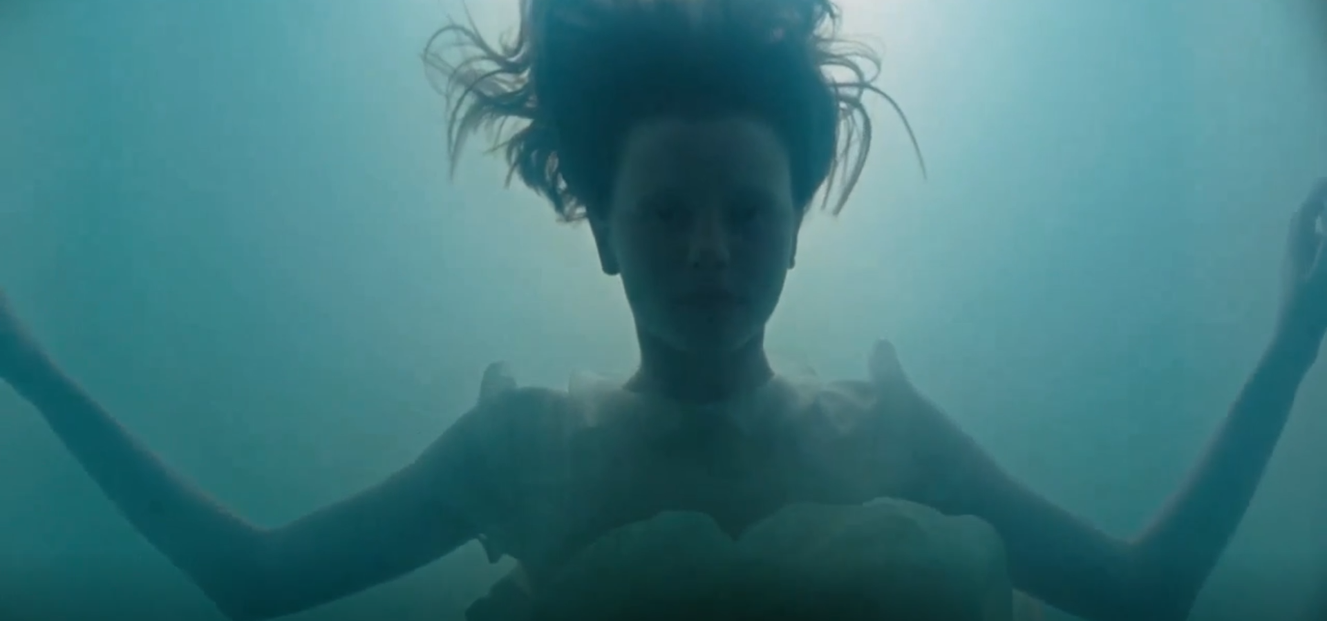 Mia Goth: Sınırları Zorlayan Korku Kraliçesi 10