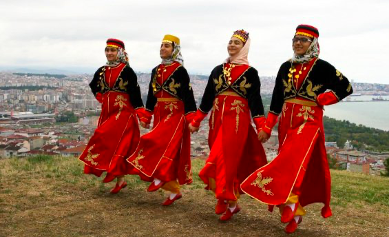Eteklerin Dansı - Giyimdeki Değişimin ve Kültürel Zenginliğin Sembolü 33