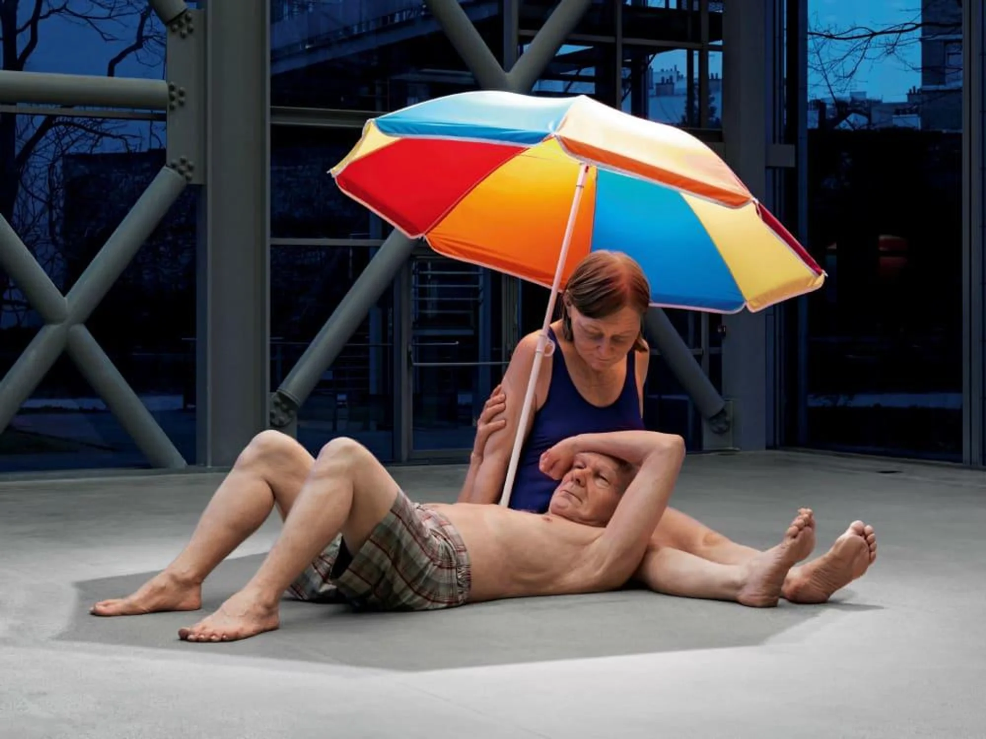 Ron Mueck, Şemsiye Altında Bir Çift (A couple Under an Umbrella)