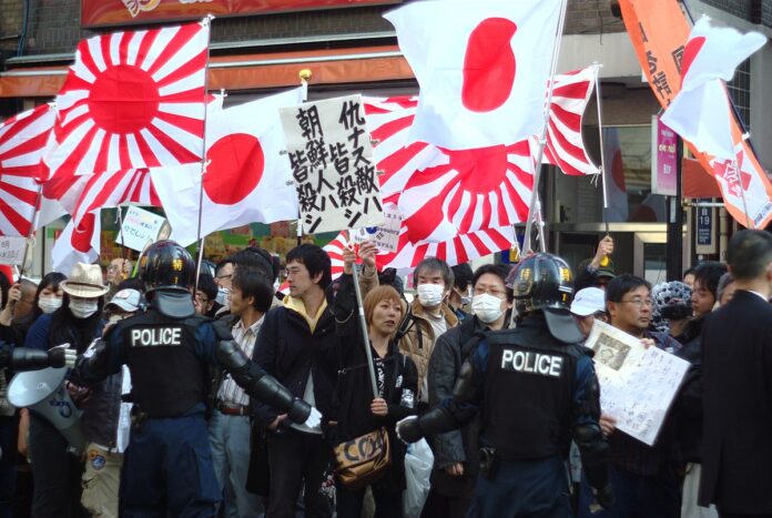 Japonya'da aşırı sağ bir gubun düzenlediği protestodan bir fotoğraf