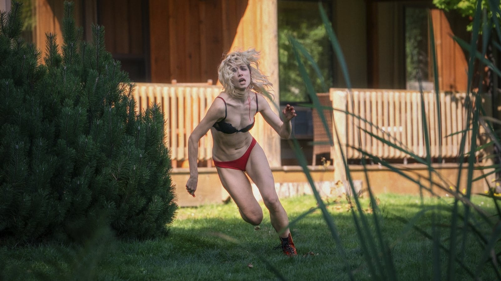 Strange Darling Film İncelemesi: Ters Köşelerle Dolu Sıra Dışı Bir Gerilim 7