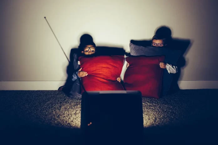 slasher filmi izleyen çocuklar