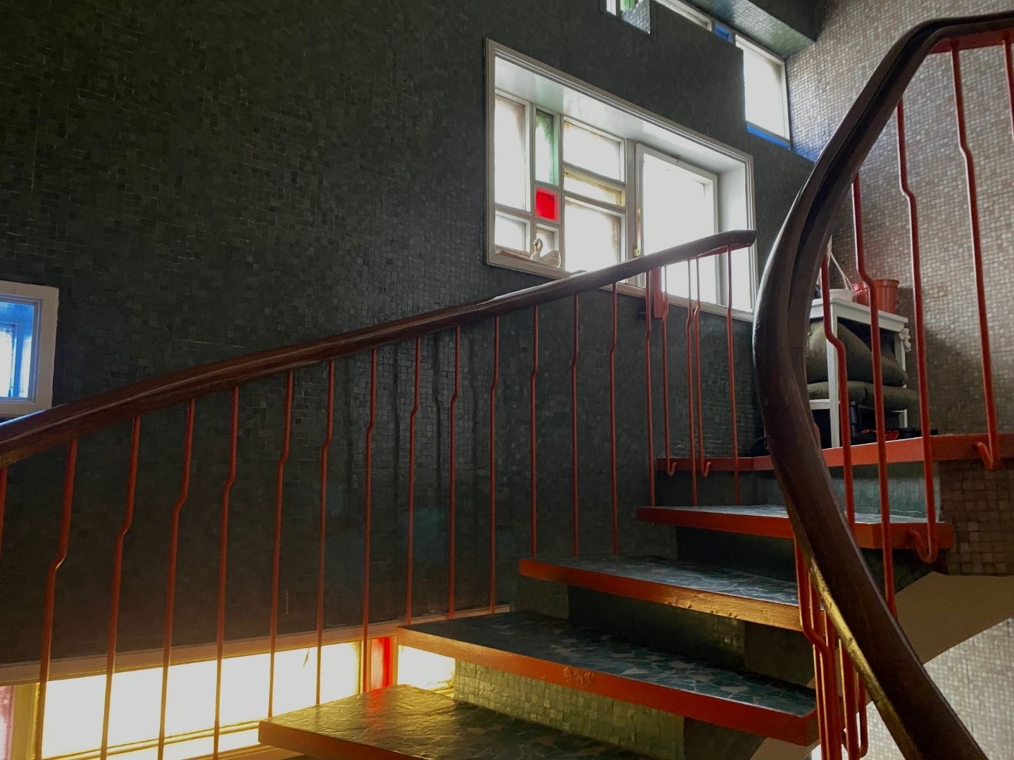 Sönmez Apt. Spiral Merdiven ve Renkli Vitraylar