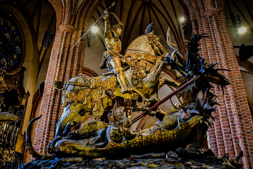 Stockholm'de 24 Saatte Görülmesi Gereken 8 Yer 18 Storkyrkan Katedrali'nde bulunan Saint George ve Ejderha heykelinin fotoğrafı.