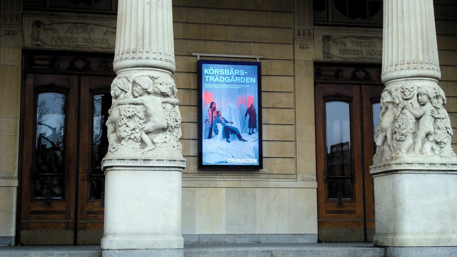 Stockholm'de 24 Saatte Görülmesi Gereken 8 Yer 13 Kraliyet Drama Tiyatrosu'nun ön tarafından bir fotoğraf.