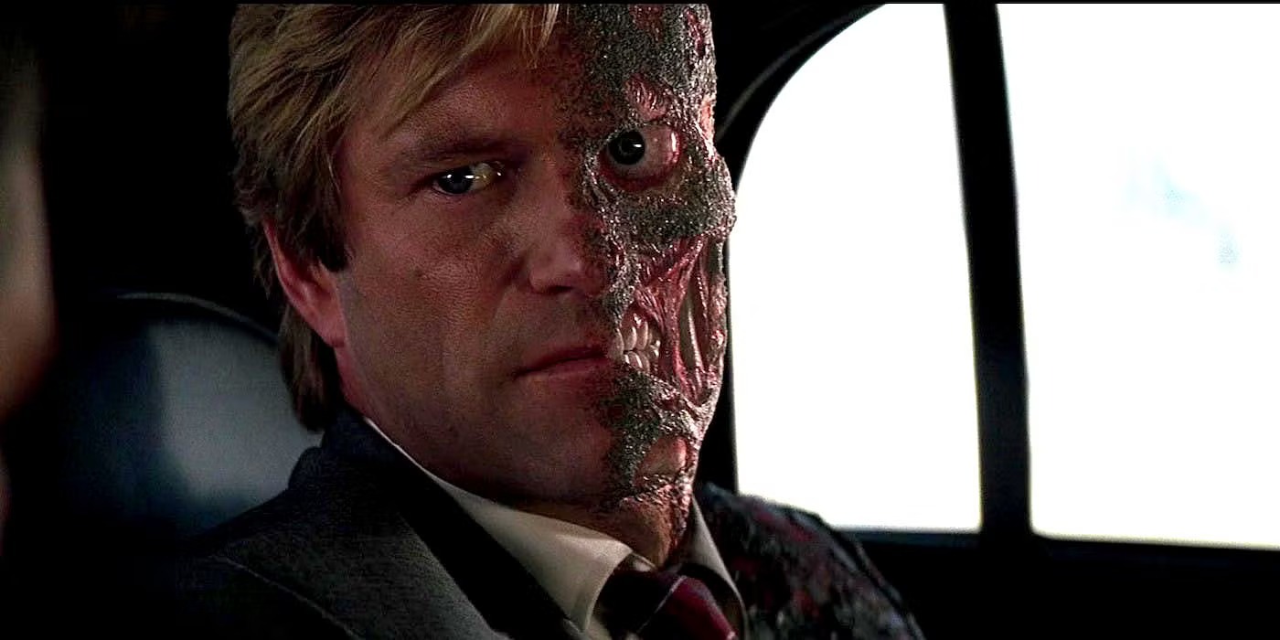 Hannibal Lecter vs. Joker: Hangisi Daha Tehlikeli Bir Psikopat? 19 Two Face karakteri bir araba içinde yan tarafında oturan birine bakmaktadır