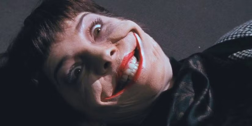 Hannibal Lecter vs. Joker: Hangisi Daha Tehlikeli Bir Psikopat? 17 Joker yüzünde büyük bir gülümsemeyle yerde yatarak bize bakar