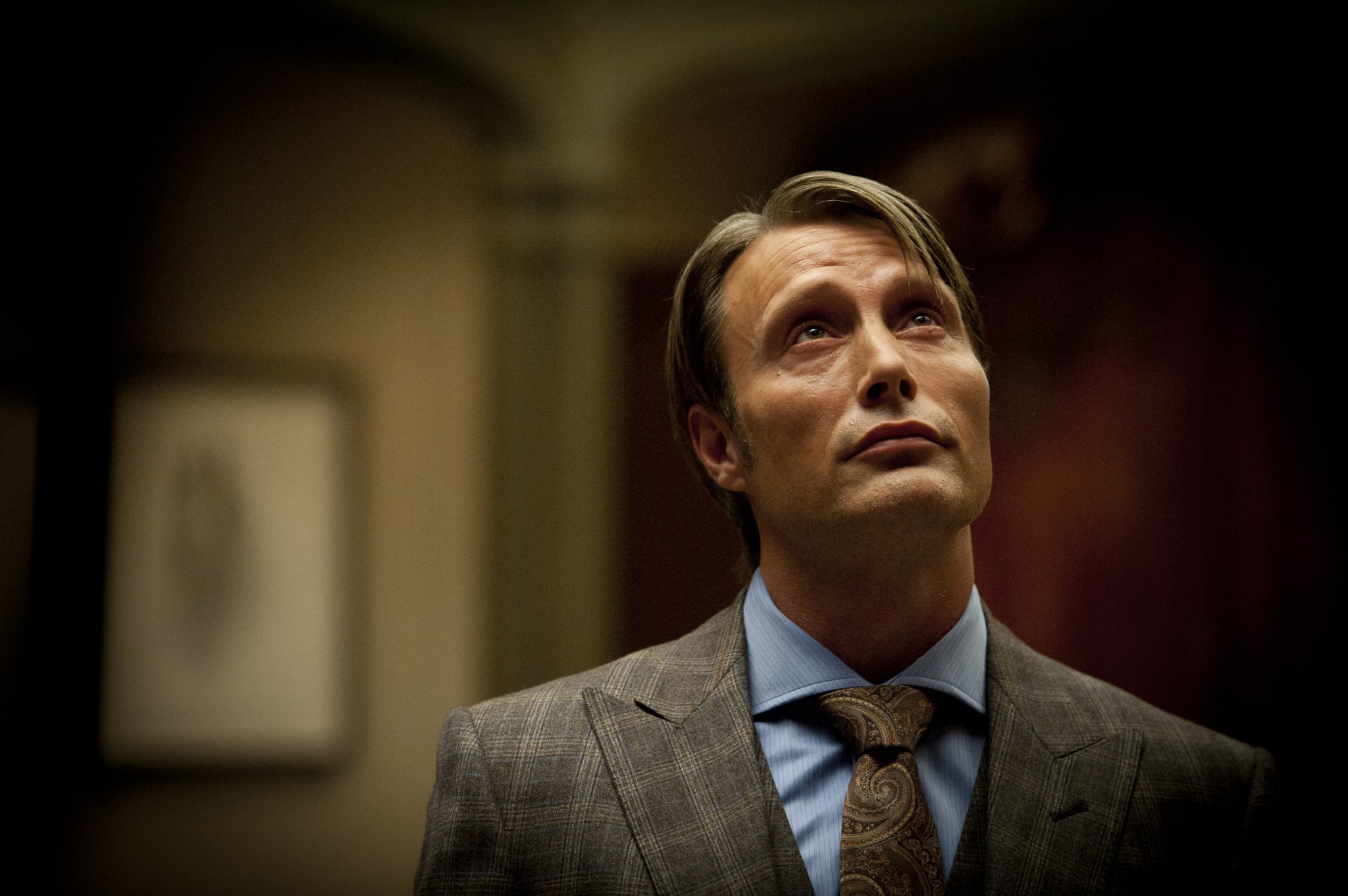Hannibal Lecter vs. Joker: Hangisi Daha Tehlikeli Bir Psikopat? 12 hannibal kapalı bir alanda yukarı doğru bakmaktadır