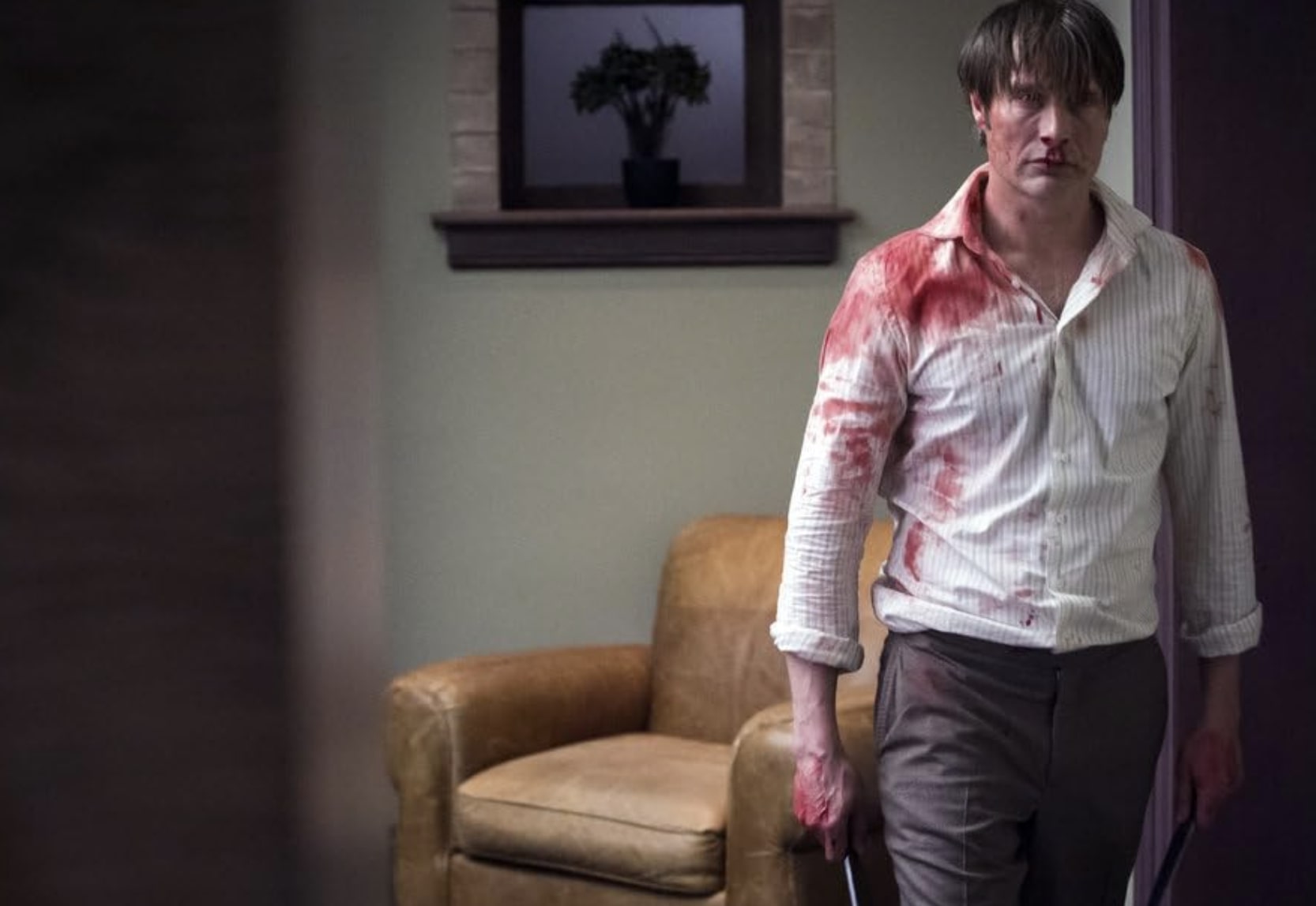 Hannibal Lecter vs. Joker: Hangisi Daha Tehlikeli Bir Psikopat? 11 hannibal kıyafetleri kan içinde iki elinde kanlı bıçaklar ile durmaktadır
