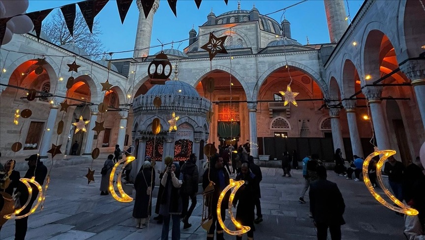 İstanbul'daki Tarihi Camiler: Şehri Keşfetmenin Manevi Yolu 12 valide camii bahçesi