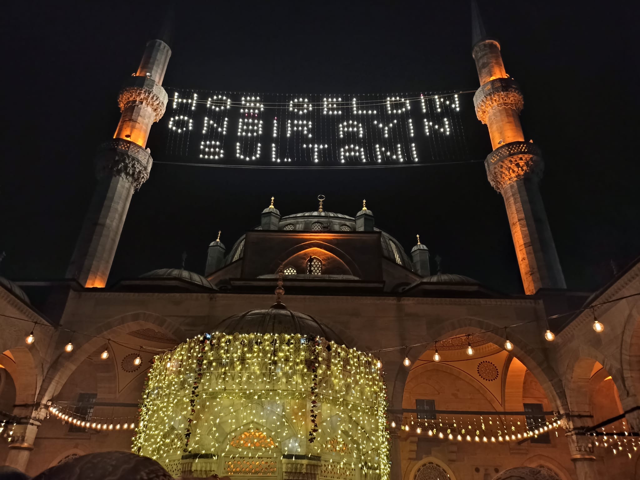 İstanbul'daki Tarihi Camiler: Şehri Keşfetmenin Manevi Yolu 11 Valide-i Cedid Camii'nde ramazan