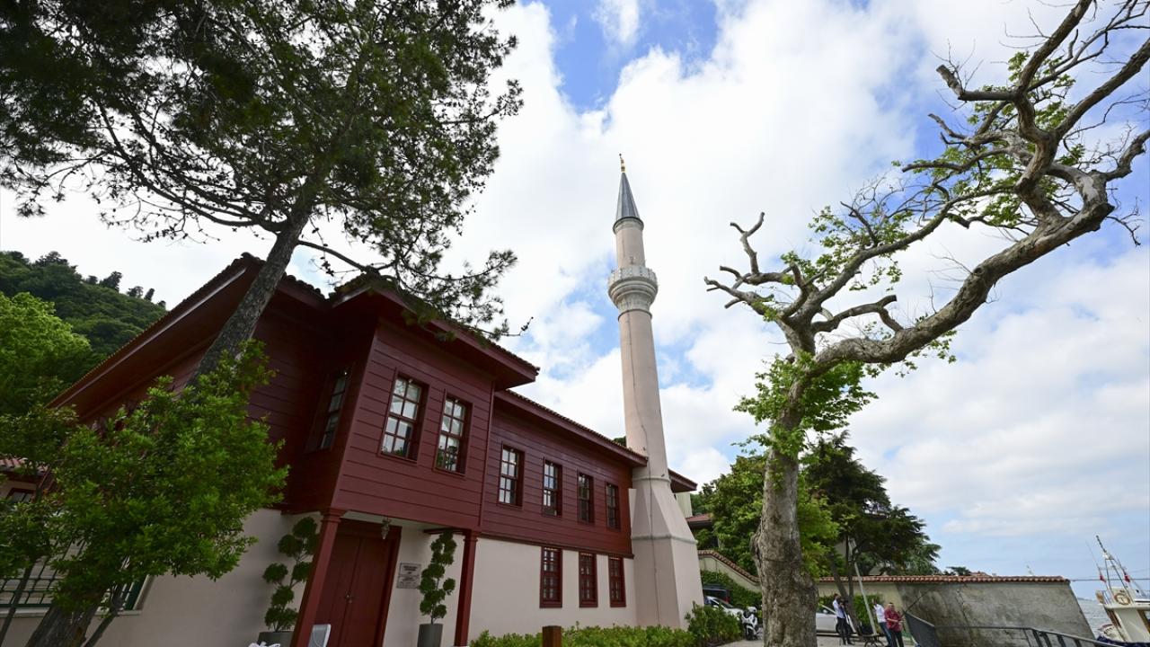 İstanbul'daki Tarihi Camiler: Şehri Keşfetmenin Manevi Yolu 18 vanikoy camii bahçesi