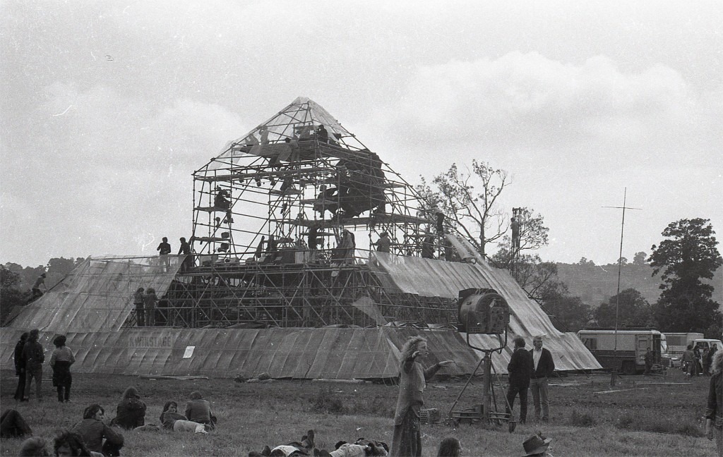 Glastonbury Çağdaş Performans Sanatları Festivali: 70'lerden Günümüze 12 Pyramid Stage, 1971 Kaynak: Glastonbury Gallery