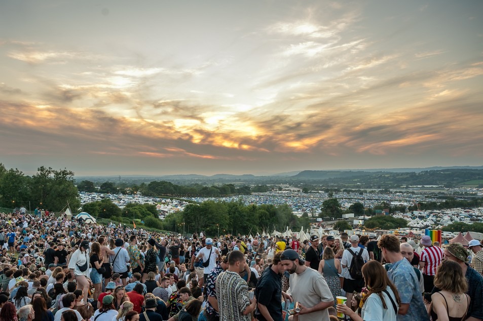 Glastonbury Çağdaş Performans Sanatları Festivali: 70'lerden Günümüze 15 Glastonbury kalabalığı, 2024 Kaynak: Glastonbury Gallery