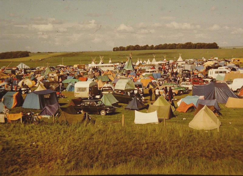 Glastonbury Çağdaş Performans Sanatları Festivali: 70'lerden Günümüze 13 Festival alanında kurulan çadırlar, 1979 Kaynak: Glastonbury Gallery