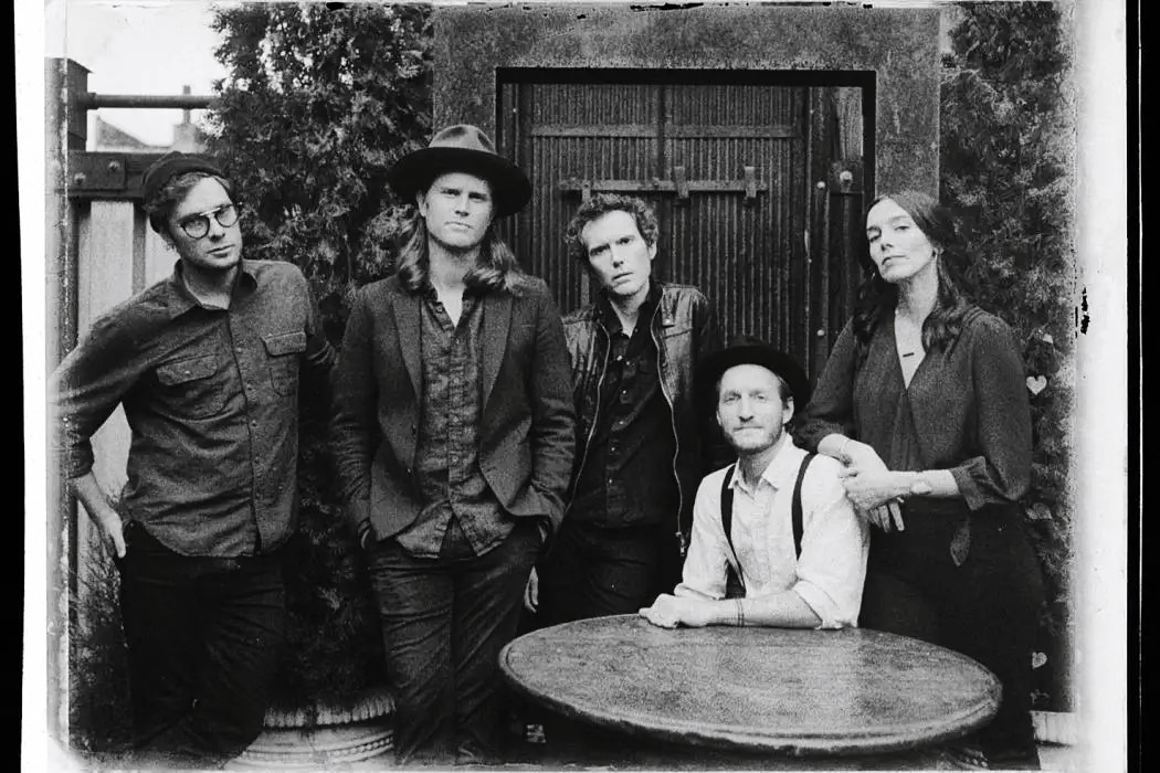 Automatic Albüm İncelemesi: The Lumineers'ın Akustik Gün Batımı 5 The Lumineers grubunun fotoğrafı.