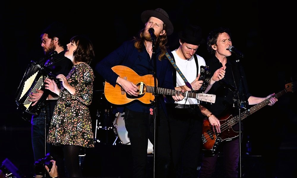 Automatic Albüm İncelemesi: The Lumineers'ın Akustik Gün Batımı 4 The Lumineers grubunun konserinden bir an.