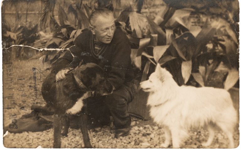 sait faik, siyah ve beyaz iki köpekle fotoğrafı