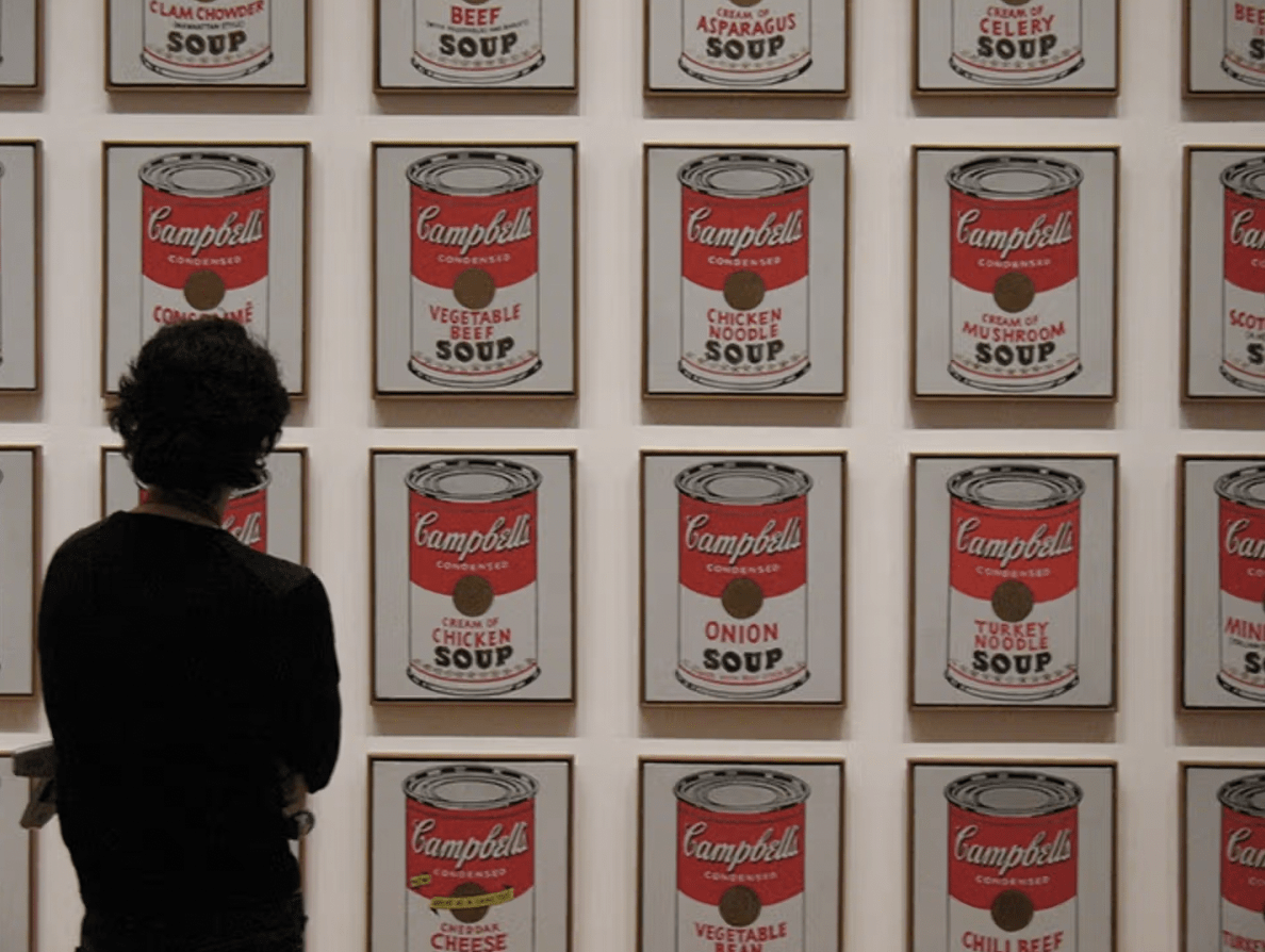Andy Warhol eserine bakan kadın arkası dönük