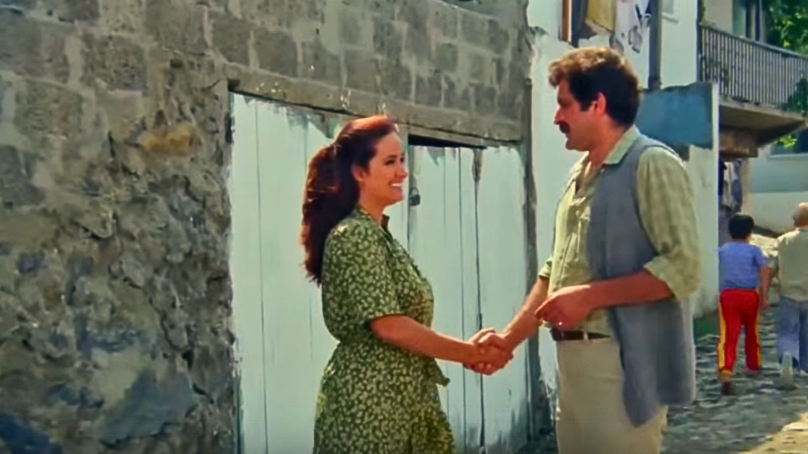 Fahriye Abla Film İncelemesi: Direnen Bir Ruhun Var Olma Mücadelesi 17 Fahriye (Müjde Ar) ve Cemil (Haldun Ergüvenç)