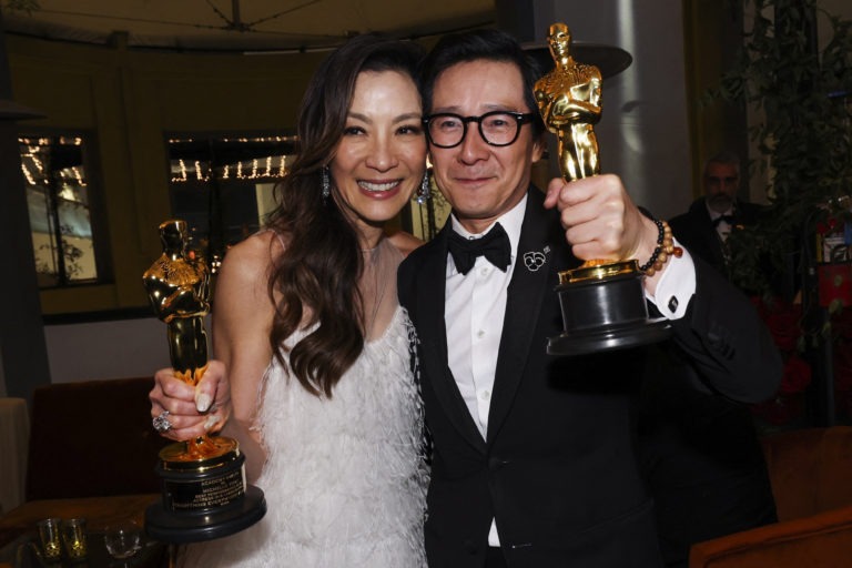 Michelle Yeoh ve Ke Huy Quan Görsel: PBS