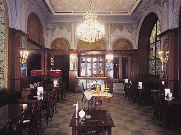 Beyoğlu: Markiz Pastanesi’nde Buluşan Kalemler ve Edebiyatçıların İzleri 18