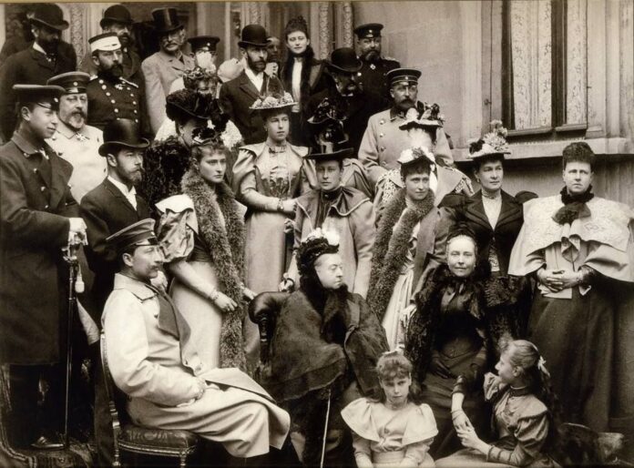 Kraliçe Victoria ve torunlarının yer aldığı bir aile fotoğrafı, 1894