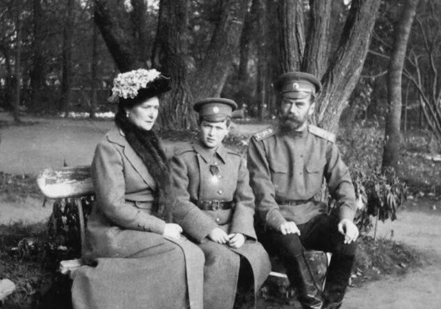 Hemofili: Kraliyet Hastalığı 12 Çariçe Alexandra, Çareviç Aleksey ve Çar Nikolay