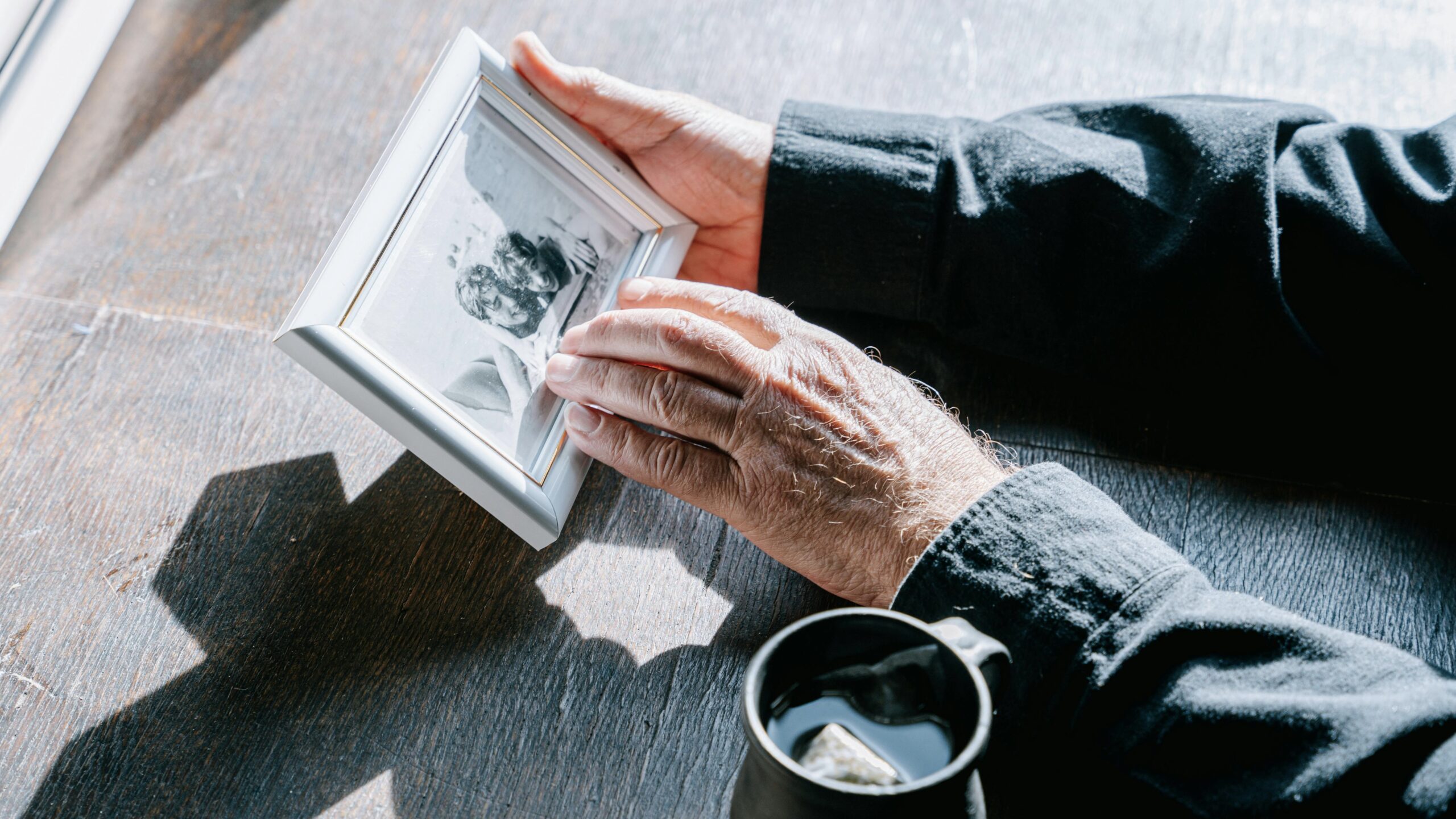 Bir Köşede Asılı Fotoğraf: Mekânda Hatırlamanın Sessiz Dili 8