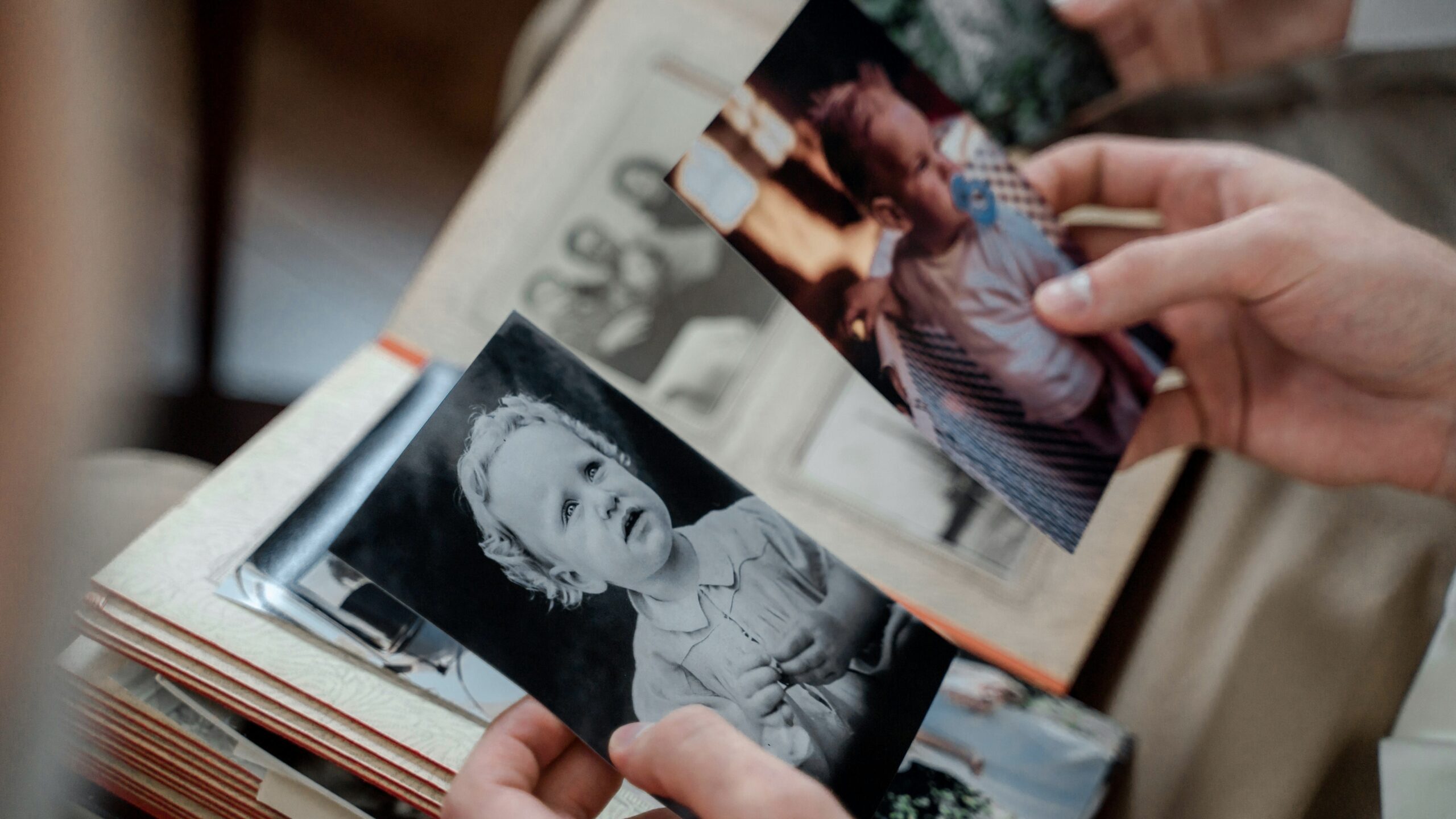 Bir Köşede Asılı Fotoğraf: Mekânda Hatırlamanın Sessiz Dili 7