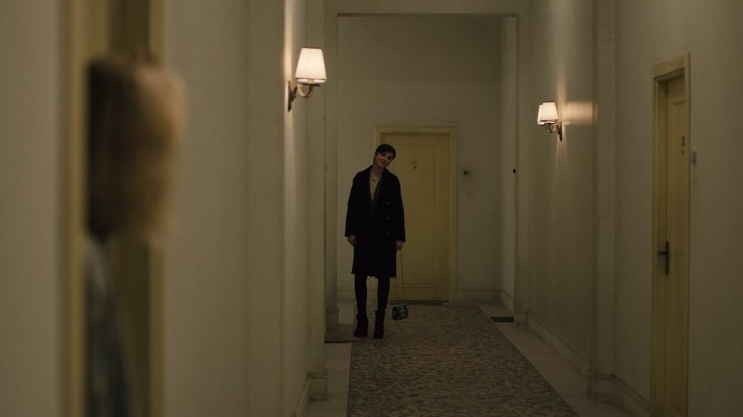 Watcher (2022) Film İncelemesi: Doğrudan Bana Bakıyor 11