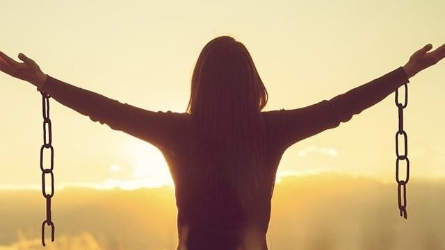 Sevilme İhtiyacının Gölgesinde: Onay Kompleksi ve Sosyal Kimlik 9 Görselde, zincirlerinden kurtulmuş bir kişi kollarını güneşe doğru açmaktadır. Bu sahne, özgürlük, kurtuluş ve yeniden doğuş kavramlarını simgeler.