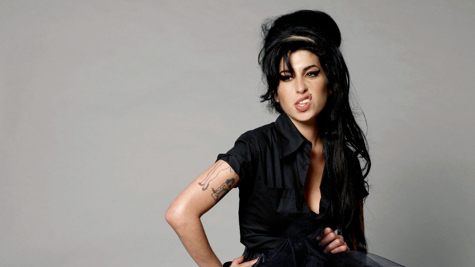 Amy Winehouse - Rehab ve Psikoloji Çerçevesinde İncelenmesi 7 Amy Winehouse, Facebook