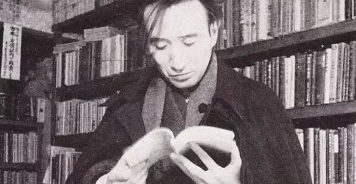 Osamu Dazai kitap okuyor