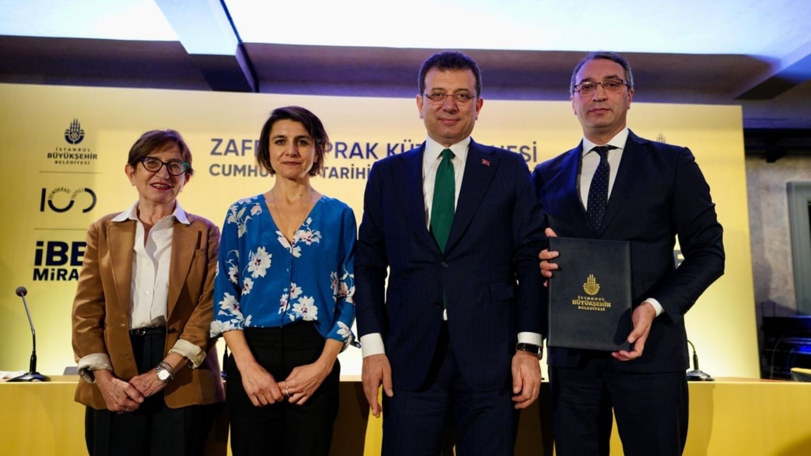 Cumhuriyet Aydınları: Zafer Toprak 9 Zafer Toprak'ın ailesi Zafer Toprak Kütüphanesi'nin Açılış Töreninde. Soldan sağa: Prof. Dr. Binnaz Toprak, Ayşe Toprak Peker, İBB Başkanı Ekrem İmamoğlu ve İBB Genel Sekreter Yardımcısı Mahir Polat.