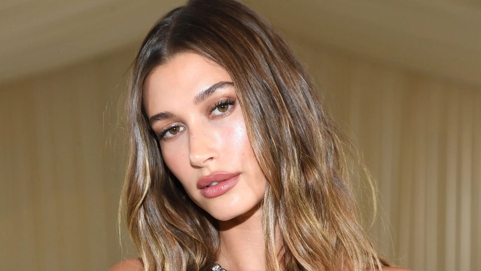 Hailey Bieber Stil İncelemesi: Çabasız Şıklığın Öncüsü 9