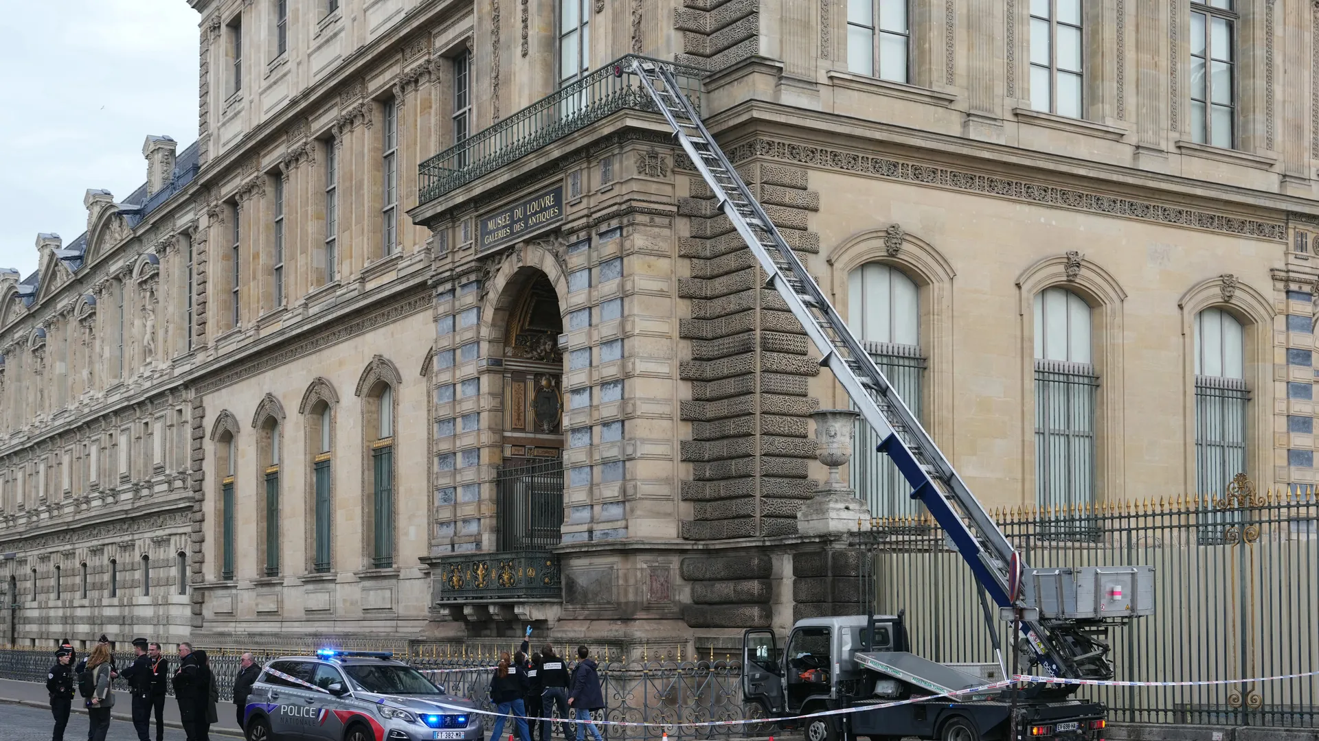 Louvre Müzesi'nde Soygun: Sekiz Dakikada Çalınan Sekiz Mücevher 12