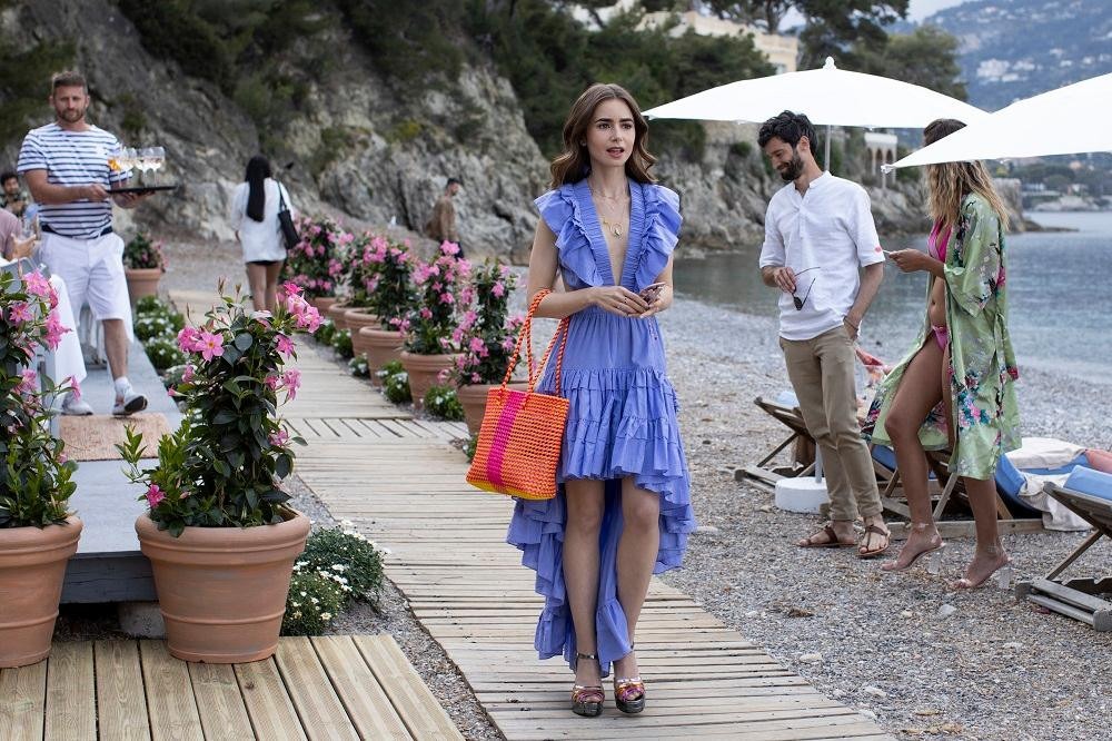 Uyumsuzluk İçindeki Uyum: Emily Cooper 22