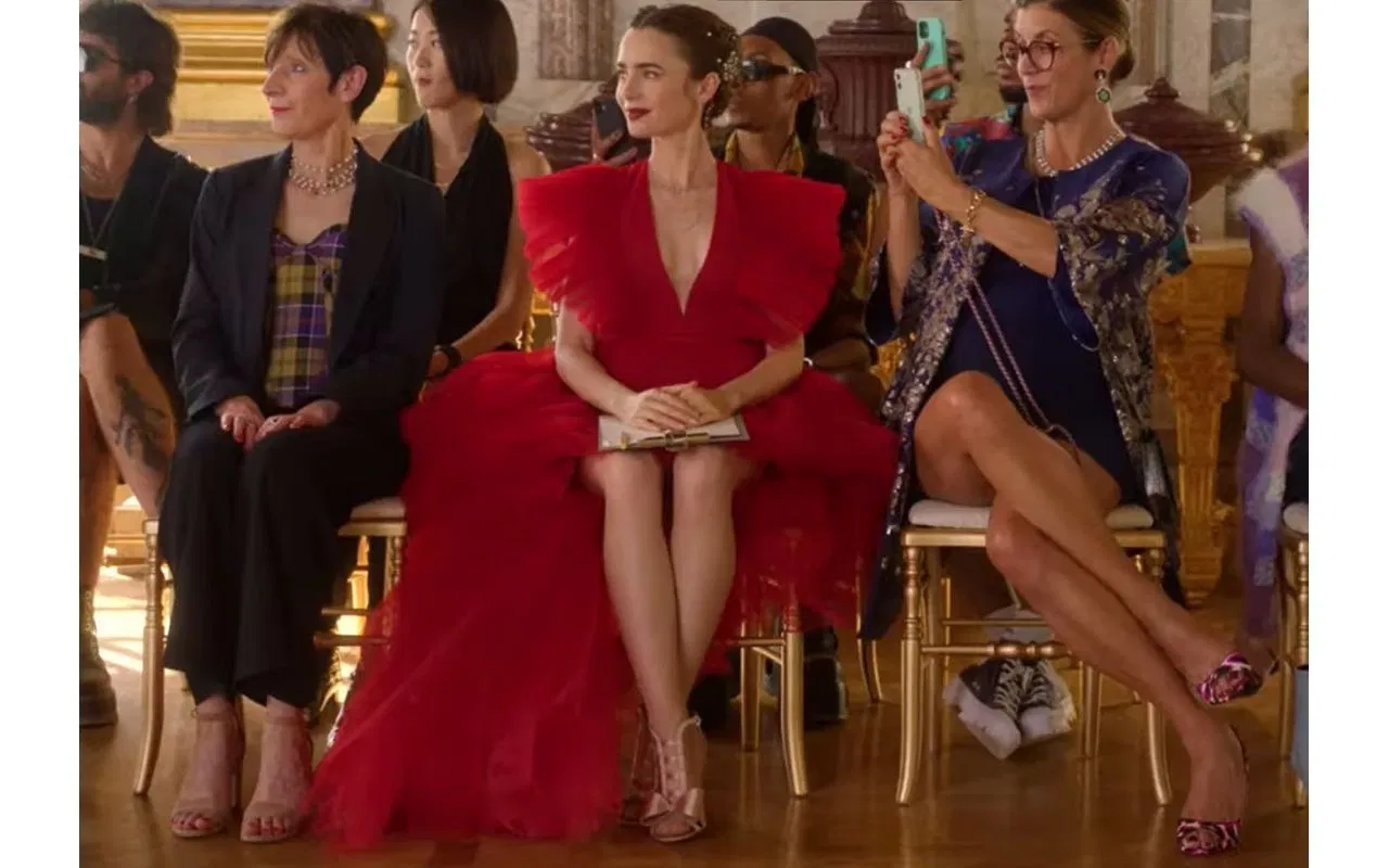 Uyumsuzluk İçindeki Uyum: Emily Cooper 24