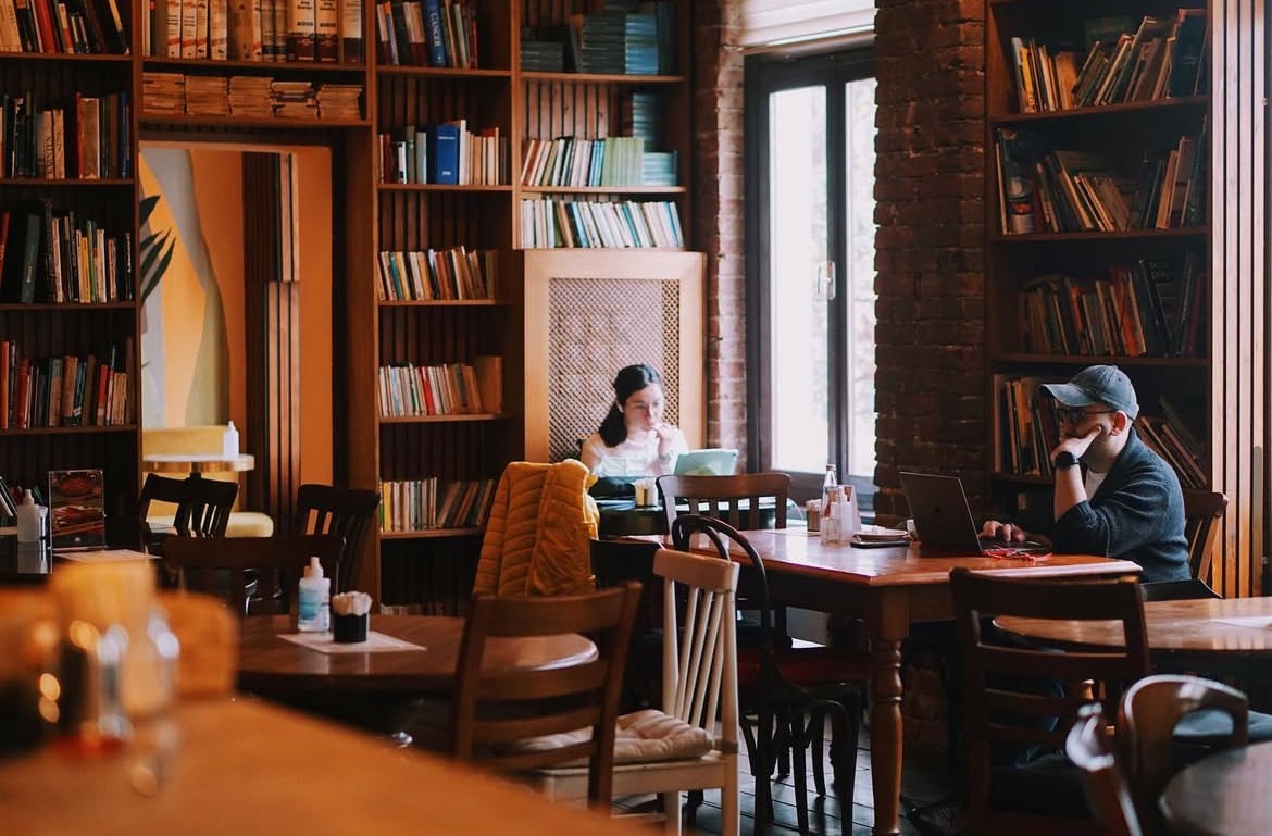 İstanbul’un En Güzel Kafeleri: Kitap, Kahve ve Yağmur Keyfi 13