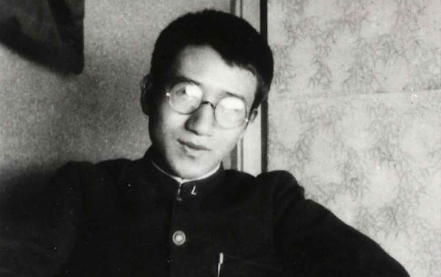 osamu dazai'nin lise yıllarından bir fotoğrafI