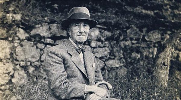 Hüseyin Rahmi Gürpınar'ın Temizlik Takıntısı 5 Hüseyin Rahmi Gürpınar oturuyor