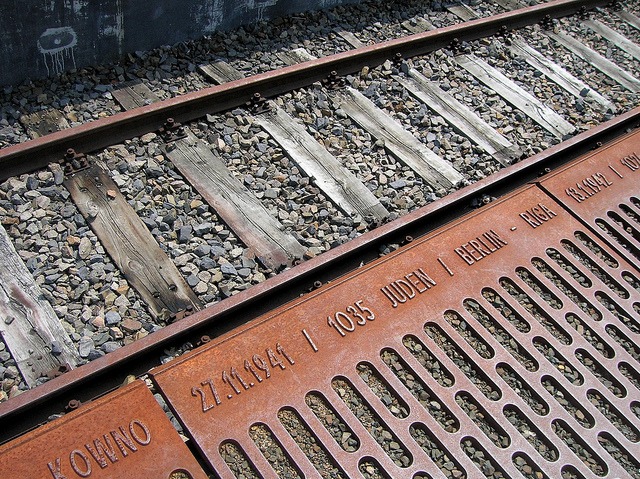Hafıza Mekanları: Anıtların Psikolojik ve Toplumsal Etkileri 7 Berlin'in Grunewald bölgesindeki tren istasyonu, 18 Ekim 1941'den Şubat 1945'e kadar Yahudilerin doğudaki gettolara ve toplama kamplarına gönderildiği istasyon. Kaynak: Hafıza Merkezi