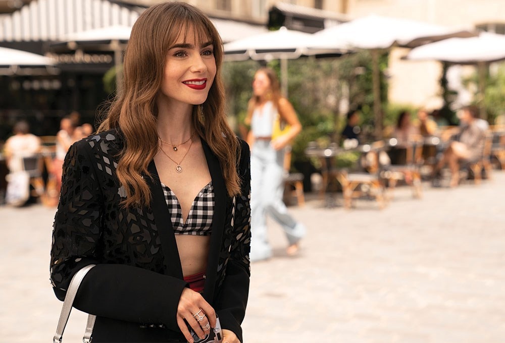 Uyumsuzluk İçindeki Uyum: Emily Cooper 18