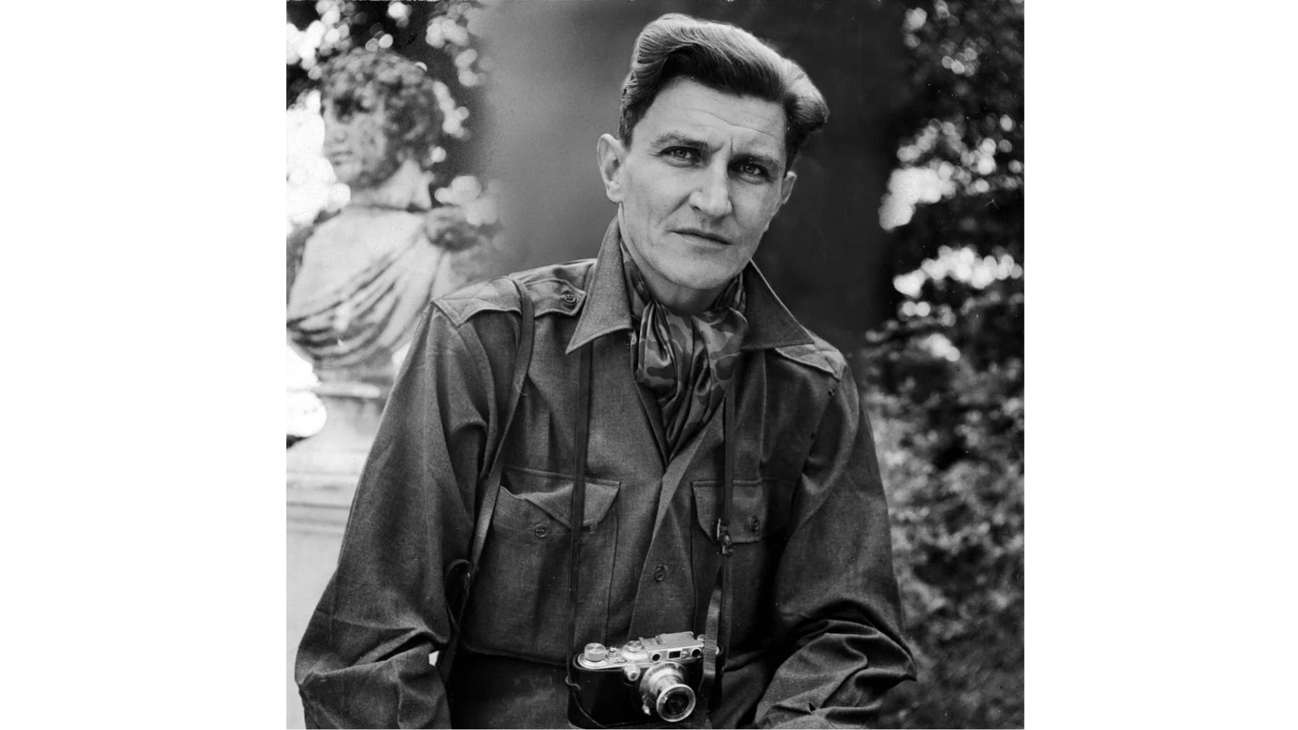 George Rodger fotoğraf makinesiyle bir portresi