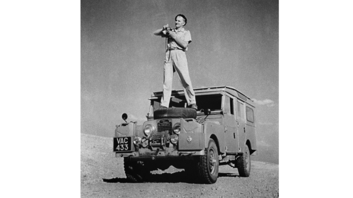 George Rodger Land Rover'ın üstünde fotoğraf makinesiyle